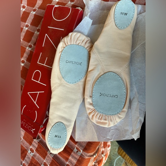 Capezio Women's Juliet Canvas Ballet Flat Light Pink 2028A - Picture 2 of 2